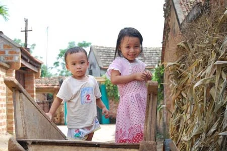 Tuổi thơ của trẻ em làng cổ gắn liền với những búi rơm, cây ngô và chiếc xe bò giản dị