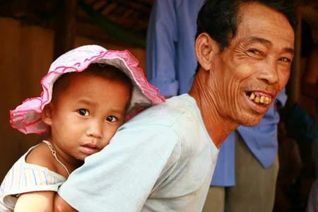 Hai ông cháu dân dã.