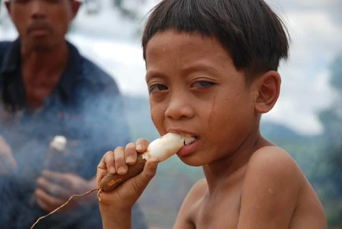 Tình người sau bão lũ ảnh 2