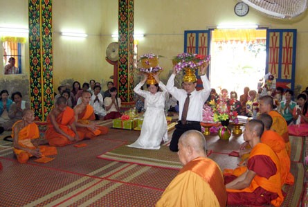 Kiên Giang: Đông đảo Phật tử dâng y Kathina & đặt Bát hội ảnh 4 Kiên Giang: Đông đảo Phật tử dâng y Kathina & đặt Bát hội ảnh 4