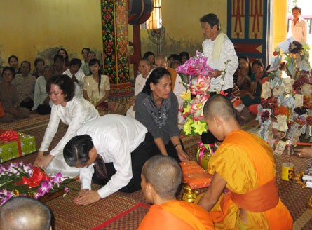 Kiên Giang: Đông đảo Phật tử dâng y Kathina & đặt Bát hội ảnh 5 Kiên Giang: Đông đảo Phật tử dâng y Kathina & đặt Bát hội ảnh 5