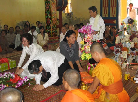 Kiên Giang: Đông đảo Phật tử dâng y Kathina & đặt Bát hội ảnh 5