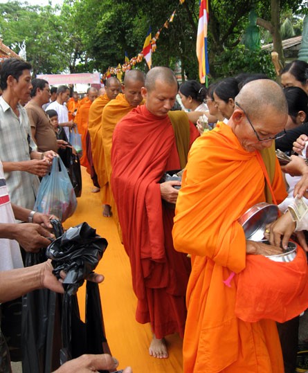 Kiên Giang: Đông đảo Phật tử dâng y Kathina & đặt Bát hội ảnh 12 Kiên Giang: Đông đảo Phật tử dâng y Kathina & đặt Bát hội ảnh 12