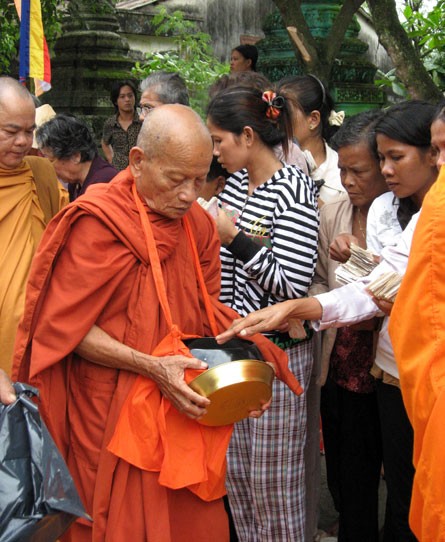 Kiên Giang: Đông đảo Phật tử dâng y Kathina & đặt Bát hội ảnh 16 Kiên Giang: Đông đảo Phật tử dâng y Kathina & đặt Bát hội ảnh 16