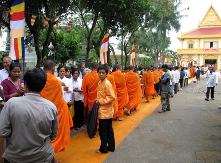 Kiên Giang: Đông đảo Phật tử dâng y Kathina & đặt Bát hội ảnh 14 Kiên Giang: Đông đảo Phật tử dâng y Kathina & đặt Bát hội ảnh 14
