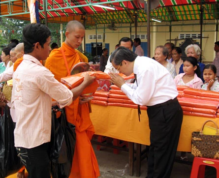 Kiên Giang: Đông đảo Phật tử dâng y Kathina & đặt Bát hội ảnh 15
