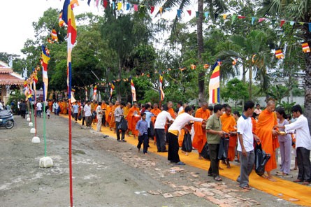 Kiên Giang: Đông đảo Phật tử dâng y Kathina & đặt Bát hội ảnh 10 Kiên Giang: Đông đảo Phật tử dâng y Kathina & đặt Bát hội ảnh 10