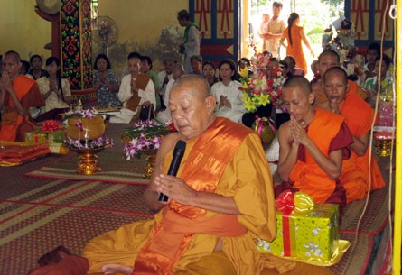 Kiên Giang: Đông đảo Phật tử dâng y Kathina & đặt Bát hội ảnh 6 Kiên Giang: Đông đảo Phật tử dâng y Kathina & đặt Bát hội ảnh 6