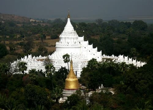 Chùa Hsinbyume nhìn từ đỉnh phế tích - Ảnh: Thủy Trần