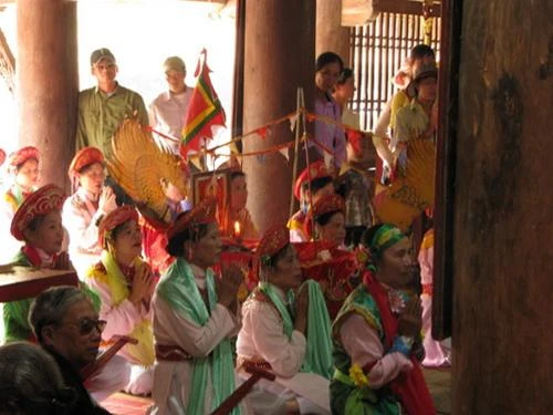 Hầu bóng cùng chiếc thuyền giấy trong đền thờ thánh Không Lộ