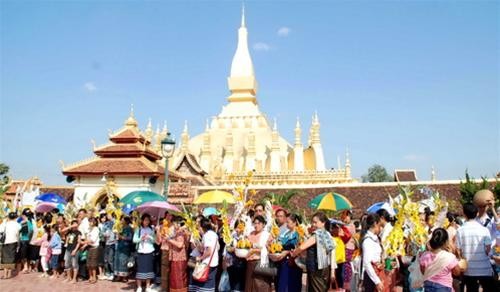 Hàng ngàn người đang chờ tới lượt để vào Thạt Luổng trong lễ rước Pạ Sạt Phơng (lễ rước tháp).