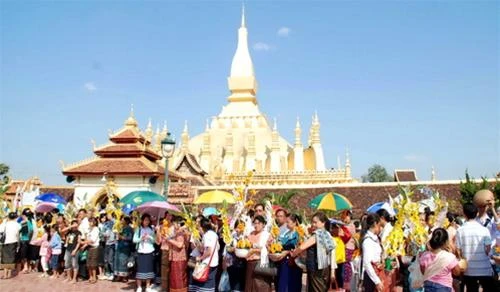 Hàng ngàn người đang chờ tới lượt để vào Thạt Luổng trong lễ rước Pạ Sạt Phơng (lễ rước tháp).