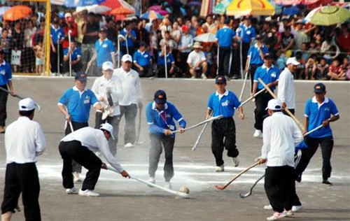 Tị Khi (hockey), một trò chơi giữa một bên tượng trưng cho quan (mặc áo màu), một bên tượng trưng cho dân (cởi trần hoặc áo trắng) nhằm tăng cường sự đoàn kết và tạo sự gần gũi gắn kết giữa dân và quan. Đây là trò chơi không thể thiếu trong Hội Thạt Luổng.