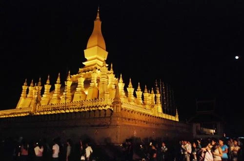 Đêm cuối của Lễ hội Thạt Luổng, hàng vạn người dân và du khách quốc tế đã thắp nến cùng đi bộ vòng quanh Thạt Luổng nhằm cầu phước an lành cho tất cả mọi người, sự giao hòa giữa trời đất, núi sông và thần thánh.