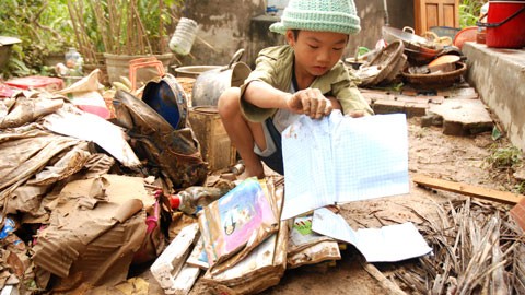 Phơi sách vở chờ ngày đến lớp ảnh 1 Phơi sách vở chờ ngày đến lớp ảnh 1