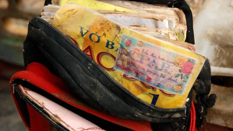 Góp nhặt những thứ còn sót lại sau cơn lũ.