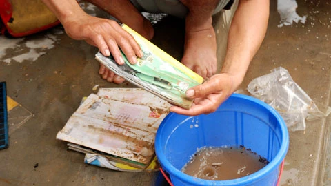 Nâng niu từng cuốn sách, tập vở.