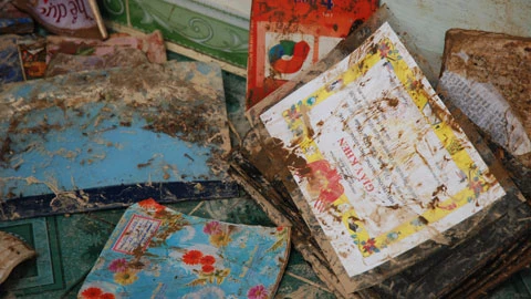 Giấy khen lẫn với bùn đất.