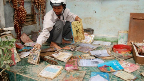 Thầy Nguyễn Việt Dũng (giáo viên Trường Tiểu học Xuân Quang 2), giáo án bị ướt hết. Nhà trôi sạch tài sản.