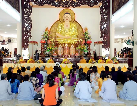 Hôn lễ của diễn viên Hồng Anh diễn ra giản dị, thành kính và trang nghiêm đúng theo nghi thức của lễ Hằng thuận. - Ảnh: Giác Thông