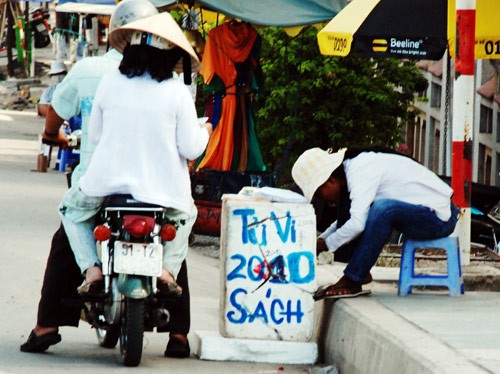 TP HCM: Cuối năm, tràn lan sách 'độc' ảnh 1 TP HCM: Cuối năm, tràn lan sách 'độc' ảnh 1