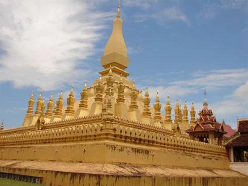 That Luang uy nghiêm dưới trời trong xanh