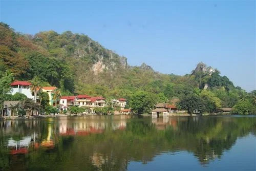 Hồ Long Chiếu trước chùa Thầy, từng là bối cảnh cho bộ phim Đêm hội Long Trì