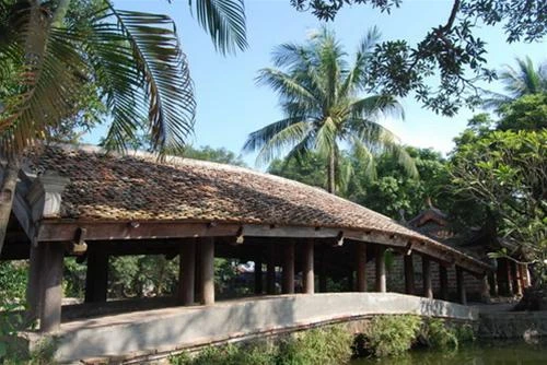 Cầu Nhật Tiên và Nguyệt Tiên bắc qua hồ Long Chiếu do Trạng Bùng Phùng Khắc Khoan xây vào năm 1602