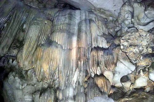 Những nhũ đá có hình thù độc đáo trong hang