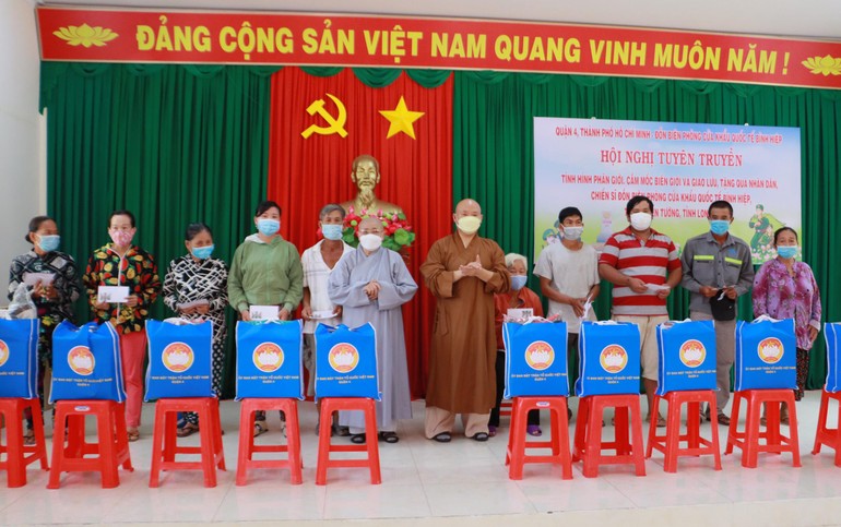 Ban Trị sự Phật giáo quận 4 tặng quà đến Đồn Biên phòng Cửa khẩu quốc tế Bình Hiệp, Long An
