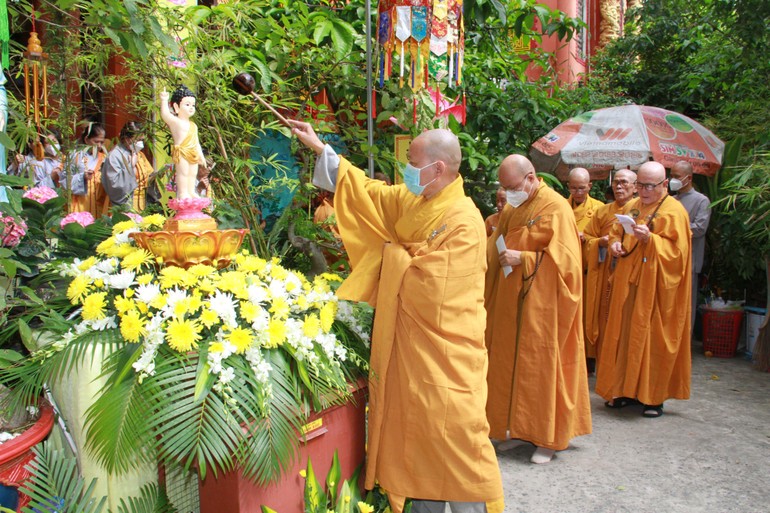 Phật giáo quận 1 tổ chức lễ Tắm Phật tại Tổ đình Vạn Thọ