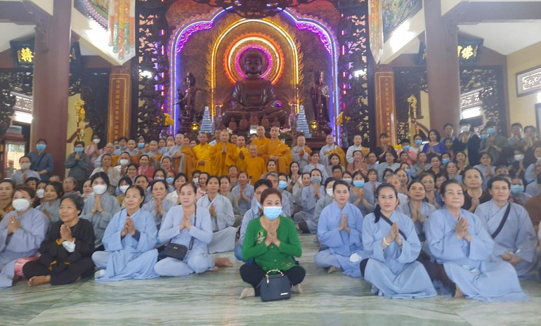 Ban Trị sự Phật giáo quận 7 cúng dường trường hạ chùa Thiên Châu, tỉnh Long An 
