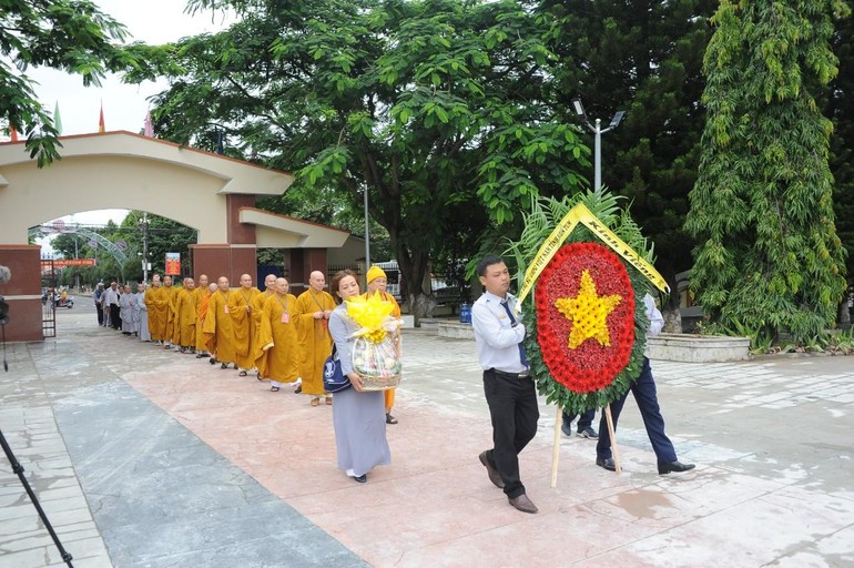 Ban Trị sự Phật giáo tỉnh Kon Tum viếng Nghĩa trang Liệt sĩ 