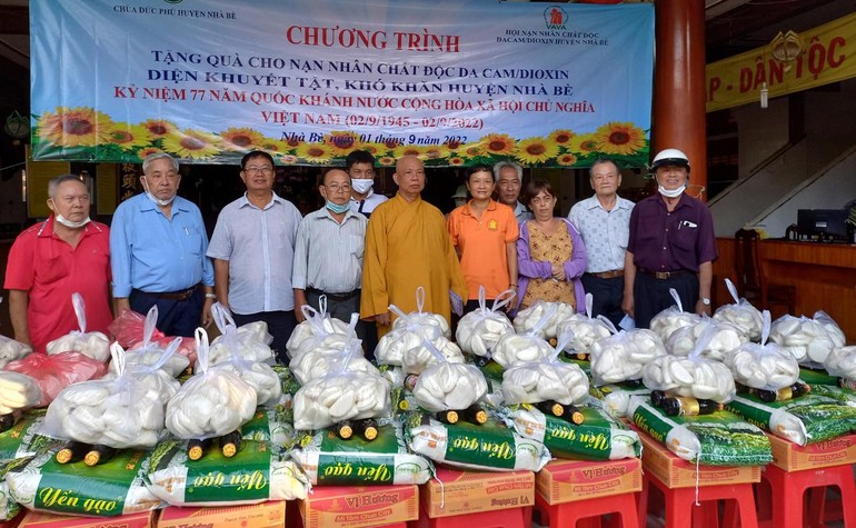 Ban Trị sự Phật giáo huyện Nhà Bè tặng 50 phần quà đến nạn nhân chất độc da cam