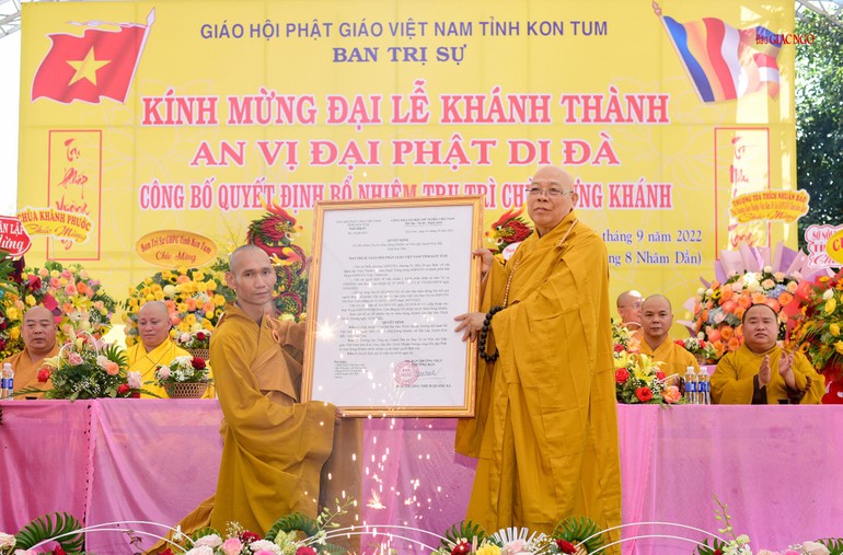 Hòa thượng Thích Quảng Xả trao quyết định bổ nhiệm trụ trì chùa Hưng Khánh đến Đại đức Thích Nhuận Dương