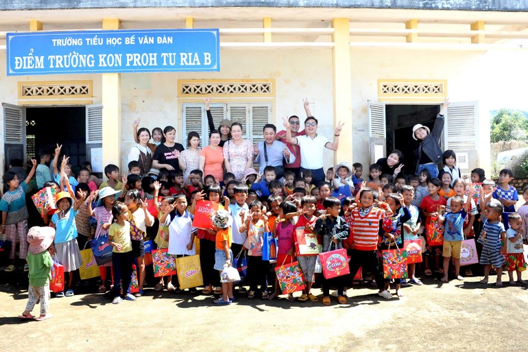 Các em học sinh điểm trường thôn 6, trường Tiểu học Bế Văn Đàn, tỉnh Kon Tum vui Tết Trung thu