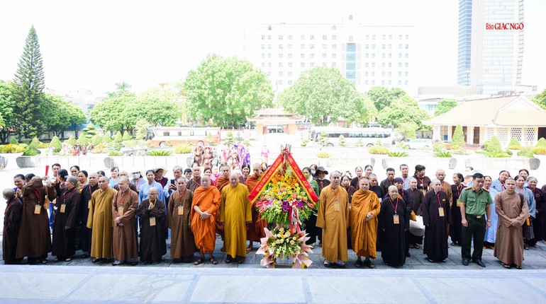 Ban Trị sự Phật giáo tỉnh viếng Nhà tưởng niệm Chủ tịch Hồ Chí Minh trước thềm đại hội 
