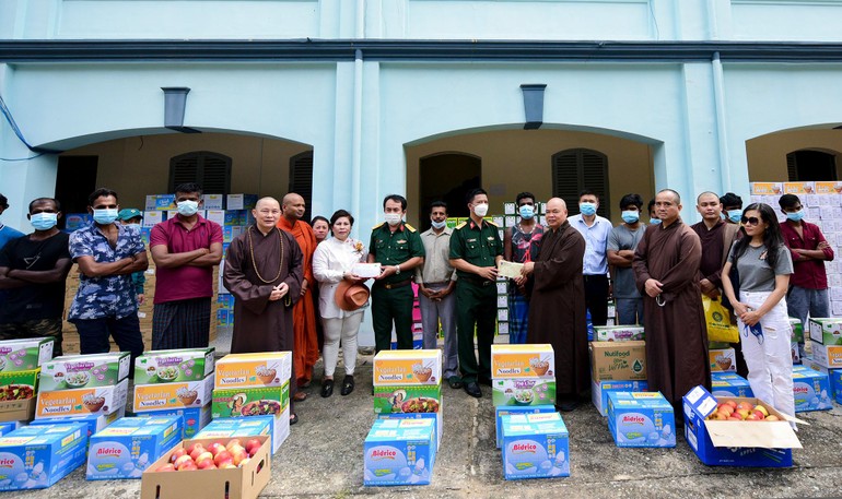 Thượng tọa Thích Thanh Phong trao tặng các phần quà đến người dân Sri Lanka gặp nạn