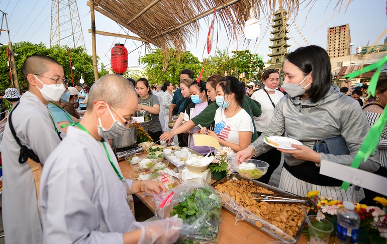 Ngày hội "Ẩm thực buffet chay" gây quỹ hoạt động do Ban Trị sự Phật giáo Q.7 tổ chức tại Long Hoa cổ tự