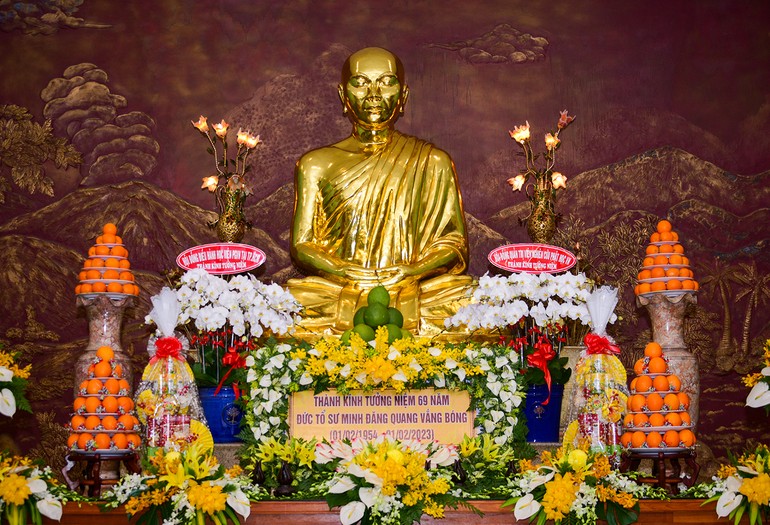 Tôn tượng Tổ sư Minh Đăng Quang tại pháp viện Minh Đăng Quang (TP.Thủ Đức, TP.HCM)