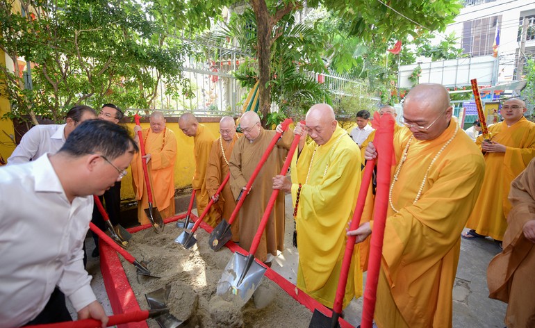 Chư tôn đức thực hiện nghi thức động thổ khởi công sửa chữa Văn phòng Ban Trị sự tại chùa Huệ Lâm (Q.8, TP.HCM)