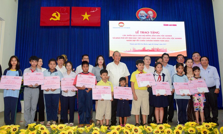 Các em học sinh đồng bào dân tộc Khmer nhận quà nhân dịp Tết Chôl Chnăm Thmây 2023