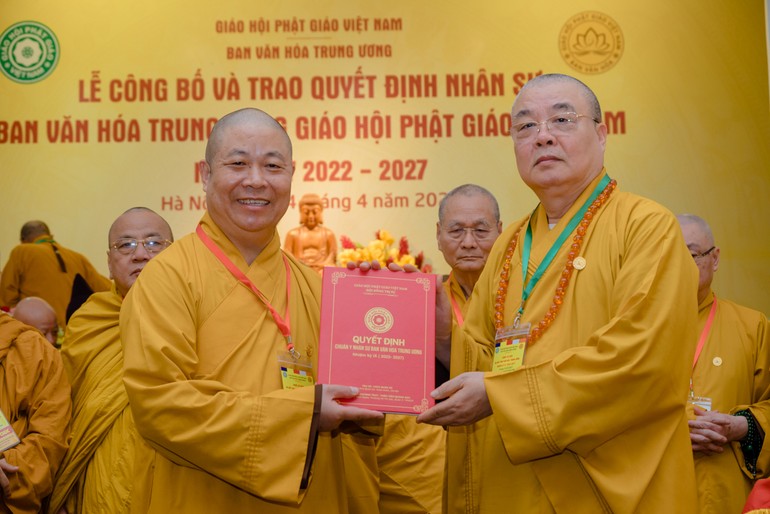 Hòa thượng Thích Thanh Nhiễu trao quyết định đến Hòa thượng Thích Thọ Lạc làm Trưởng ban Văn hóa T.Ư nhiệm kỳ IX (2022-2027)