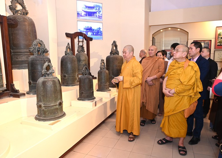 Chư tôn đức Ban Văn hóa T.Ư cùng các đại biểu tham quan Bảo tàng lịch sử Quốc gia Việt Nam