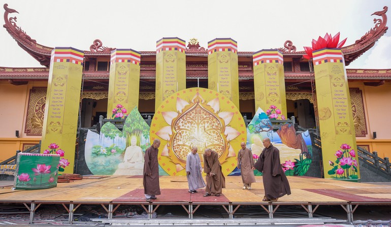 Chư tôn đức Thường trực Ban Văn hóa Phật giáo TP.HCM kiểm tra tiến độ thực hiện lễ đài Phật đản tại Việt Nam Quốc Tự