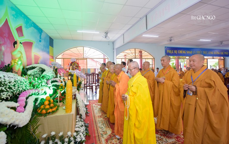 Đại chúng cử hành nghi thức Phật đản tại lễ đài Long Hoa cổ tự