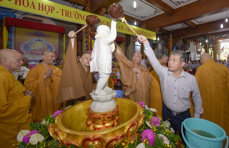Chư tôn đức, đại diện chính quyền thực hiện nghi thức Tắm Phật tại chùa Đức Phú