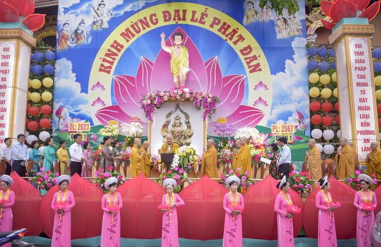 Lễ đài chính cử hành Đại lễ Phật đản của Phật giáo Q.1 tại tổ đình Vạn Thọ