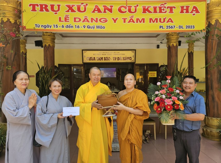 Thượng tọa Thích Pháp Châu thăm các hành giả hệ phái Phật giáo Nam tông Kinh đang an cư tại chùa Tam Bảo