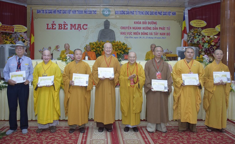 Hòa thượng Trưởng ban Hướng dẫn Phật tử T.Ư trao giấy chứng nhận khóa bồi dưỡng đến đại biểu tham dự